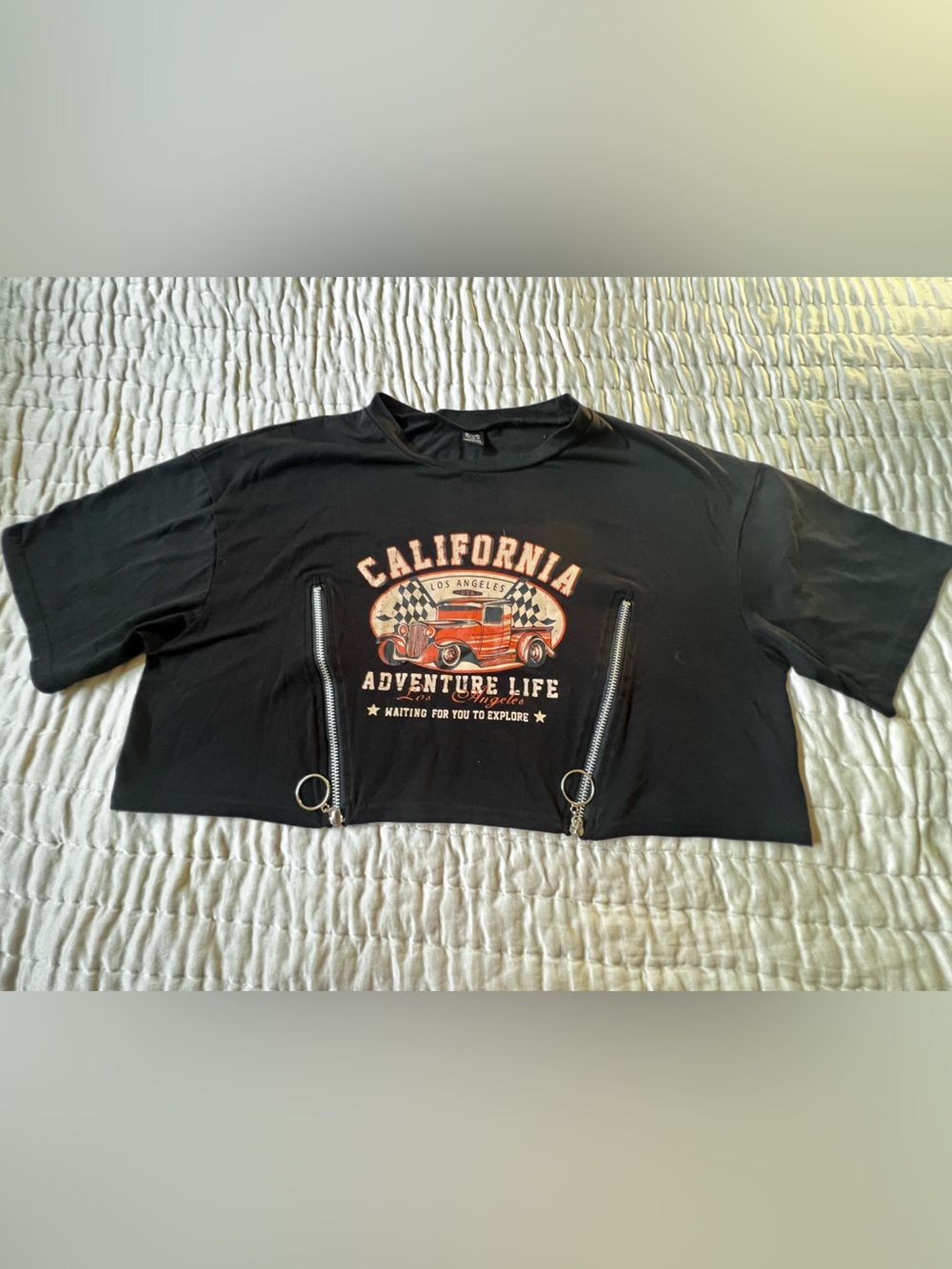 GREATHE WOMEN’S CALIFORNIA ADVENTURE LIFE BLACK GRAPHIC CROPTOP W/ ZIPPER DETAIL